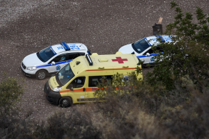 Κολυμπούσε στην παραλία της Καλαμάτας και βρήκε οστά στο βυθό