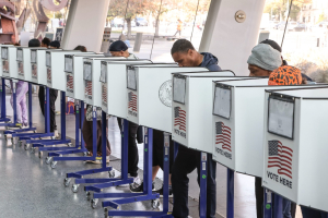 Οι αναρτήσεις Τραμπ και Χάρις για τις εκλογές στις ΗΠΑ: «Μείνετε στην ουρά», «Χτυπήστε πόρτες»