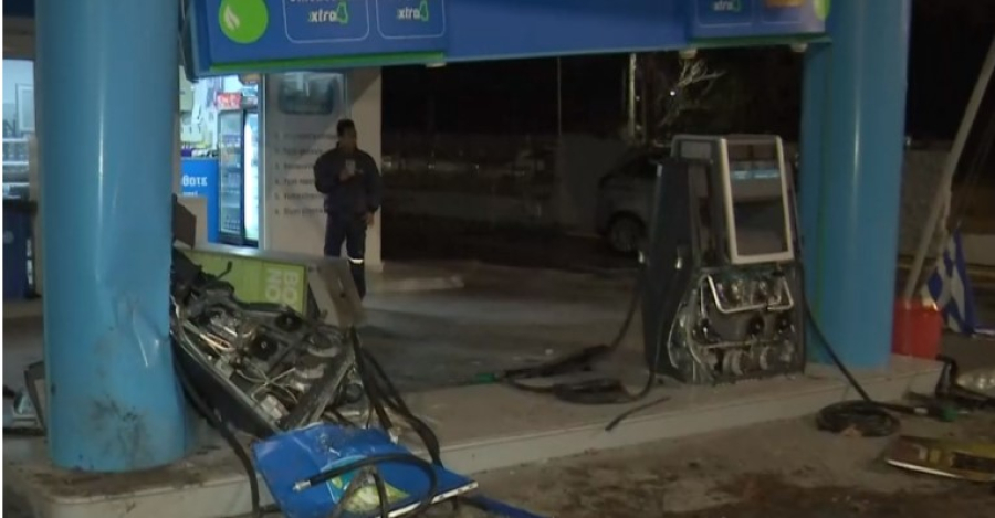 «Τρελή» πορεία τζιπ στη Βούλα, έπεσε πάνω σε βενζινάδικο και το «ξήλωσε»