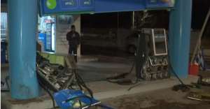 «Τρελή» πορεία τζιπ στη Βούλα, έπεσε πάνω σε βενζινάδικο και το «ξήλωσε»