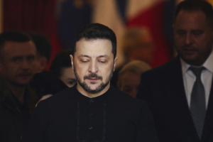 Συνεχίζει τον εκβιασμό ο Τραμπ: «Παγώνει» τη στρατιωτική βοήθεια στην Ουκρανία