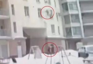 Αγία Πετρούπολη: Θυρωρός έσωσε αγόρι που έπεφτε από τον 7ο όροφο (Βίντεο)