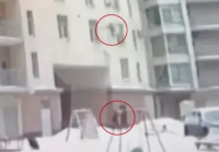 Αγία Πετρούπολη: Θυρωρός έσωσε αγόρι που έπεφτε από τον 7ο όροφο (Βίντεο)