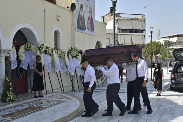 Πλήθος κόσμου στο τελευταίο αντίο του Δημήτρη Κόκοτα