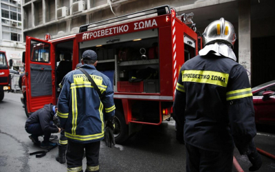 Φωτιά σε κτίριο στο κέντρο της Αθήνας, διακοπή κυκλοφορίας