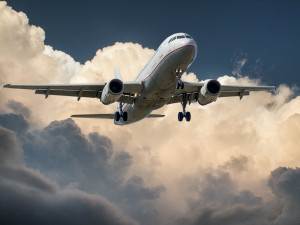 Κορονοϊός: Αναγκαστική προσγείωση αεροσκάφους λόγω... φτερνίσματος