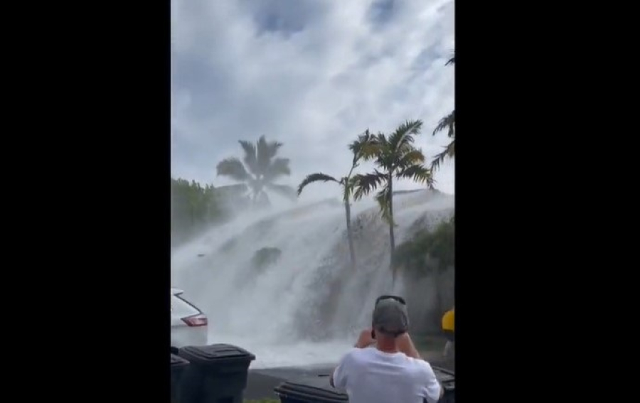 Χαβάη: Η συγκλονιστική στιγμή που γιγάντιο κύμα «πλακώνει» διώροφα κτήρια (Βίντεο)