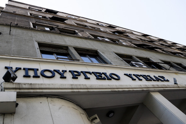 Ανανέωση των συμβάσεων 4.000 συμβασιούχων στο ΕΣΥ εξετάζει του υπουργείο Υγείας