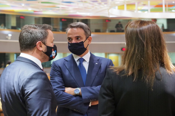 Συνεχίζονται οι σκληρές διαπραγματεύσεις στην Σύνοδο Κορυφής, εμμένει στις θέσεις της η Ελλάδα