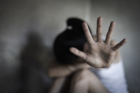 Όταν η ζήλια γίνεται έλεγχος: Ποια είναι τα σημάδια μιας κακοποιητικής σχέσης