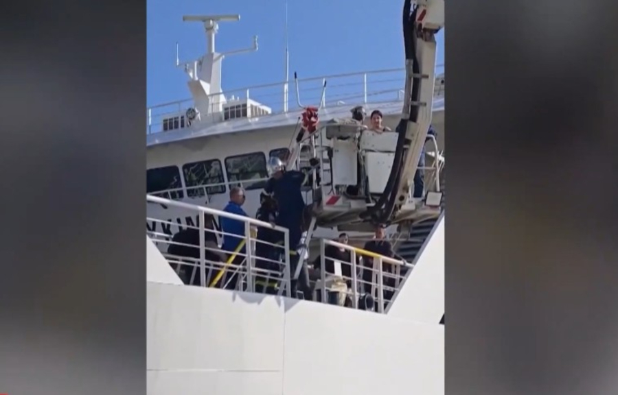 Ηγουμενίτσα: Η στιγμή που βγάζουν επιβάτες από το πλοίο με το «καλάθι» της Πυροσβεστικής (βίντεο)