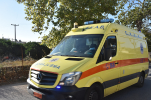 Λευκάδα: Βράχος έπεσε στο κεφάλι τουρίστριας - Διασωληνώθηκε, μεταφέρεται στο ΚΑΤ