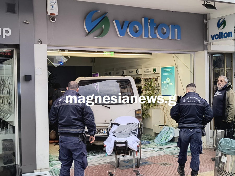Bόλος: Σε βιτρίνα κατέληξε ακυβέρνητο όχημα - Νεκρός ο οδηγός