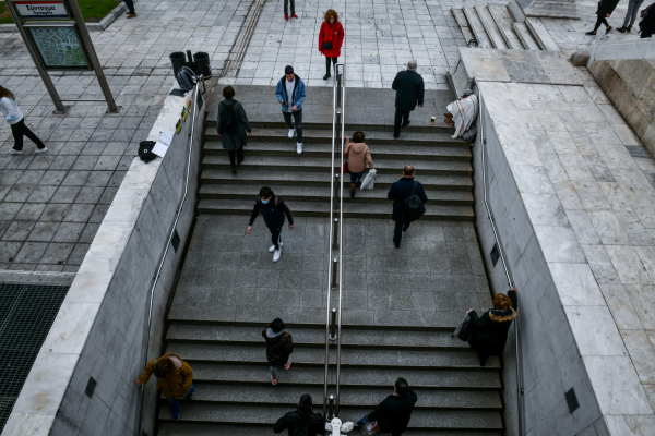 Απίστευτη επίθεση στο μετρό στο Σύνταγμα: «7χρονος έβγαλε μαχαίρι πιο μεγάλο από το μπόι του» (βίντεο)