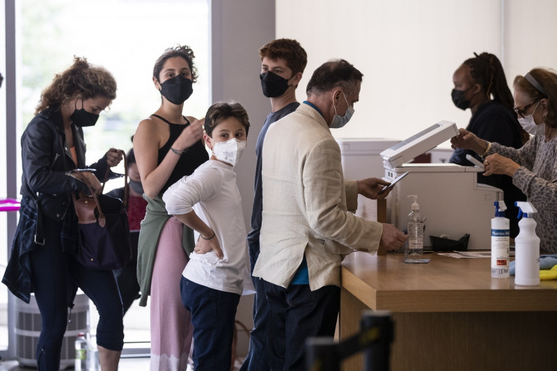 Μεγάλη ημέρα για τις ΗΠΑ: «Πετάνε» τις μάσκες οι εμβολιασμένοι