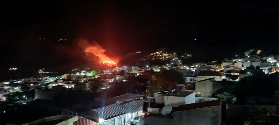 Φωτιές τώρα: Τραγωδία με δυο νεκρούς στη Σαλαμίνα - Μέτωπα σε Λάρισα, Λασίθι, μπαράζ από 112