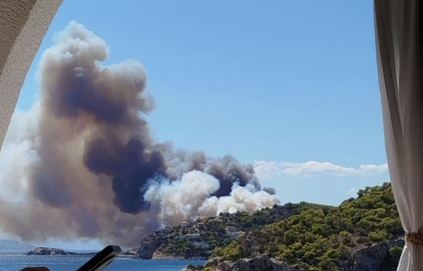 Μάχη με τις φωτιές στη Σαλαμίνα: Μπαράζ μηνυμάτων του 112 για εκκενώσεις οικισμών