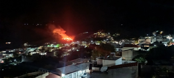 Φωτιές τώρα: Τραγωδία με δυο νεκρούς στη Σαλαμίνα - Μέτωπα σε Λάρισα, Κάλυμνο, Κρήτη, μηνύματα από το 112