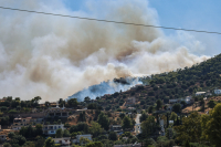 Φωτιά τώρα στη Σαλαμίνα: Τραγωδία με δυο νεκρούς στα Περιστέρια