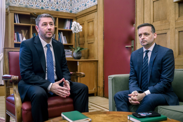 Ανδρουλάκης - Δούκας σε απόσταση