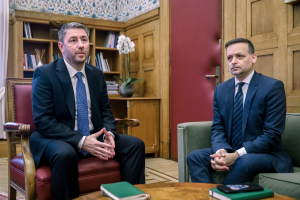 Ανδρουλάκης - Δούκας σε απόσταση