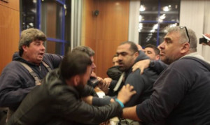 Προπηλακισμοί και επίθεση με μπάζα σε δημοτικό συμβούλιο στον δήμο Αχαρνών (video)