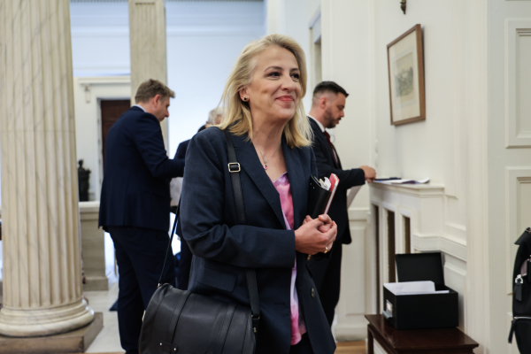 Η «ηγετική» (επαν)εμφάνιση της Ρένας Δούρου