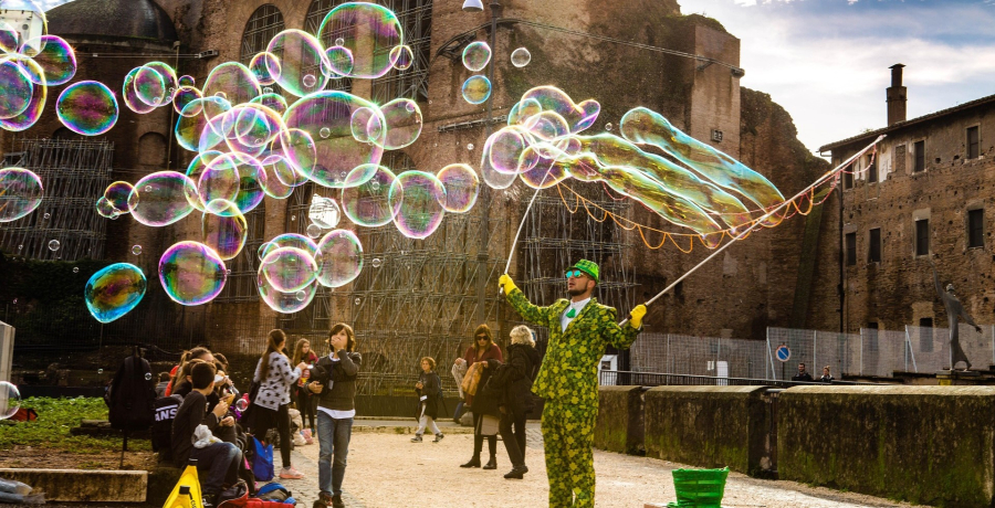Σαββατοκύριακο χωρίς πορτοφόλι με αποκριάτικες εκδηλώσεις, street market και την πιο ανατρεπτική έκθεση της πόλης