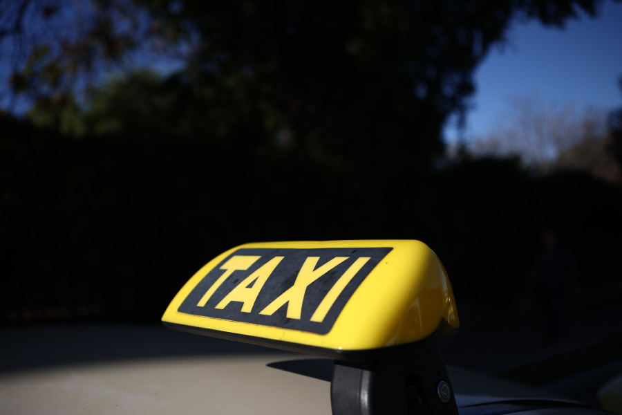Κερατσίνι: Μυστήριο με γυναίκα που βρέθηκε ημίγυμνη και αναίσθητη σε ταξί - Τι ισχυρίστηκε ο ταξιτζής