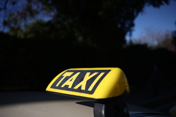 Κερατσίνι: Μυστήριο με γυναίκα που βρέθηκε ημίγυμνη και αναίσθητη σε ταξί - Τι ισχυρίστηκε ο ταξιτζής