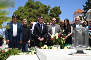 Ο Ανδρουλάκης μαζί με βουλευτές και στελέχη του ΠΑΣΟΚ απέτισαν φόρο τιμής στον τάφο του Παπανδρέου