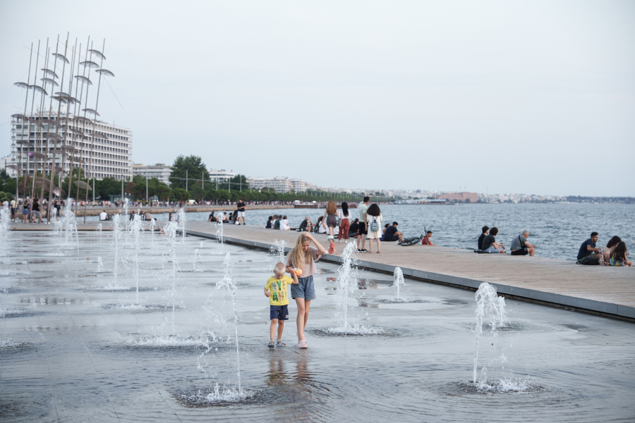 Καύσωνας: Ποιες επιχειρήσεις κλείνουν υποχρεωτικά σήμερα από τις 12.00 το μεσημέρι
