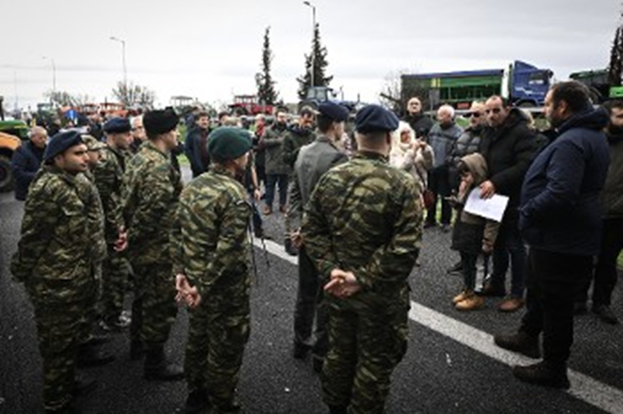 Στρατιώτες στα μπλόκα, στηρίζουν τους αγρότες