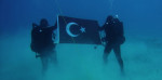 Οργή Αποστολάκη για τη φωτογραφία με τους Τούρκους δύτες στην Κρήτη - Κατέβηκε από το Twitter (pic)