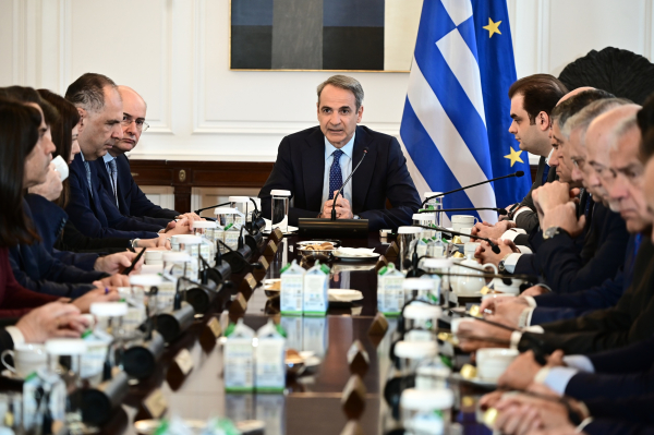 Ξανά συμβάσεις για τον Ντάνιελ, τον… ΒΟΑΚ και εξαγγελίες για τους… αιώνιους φοιτητές