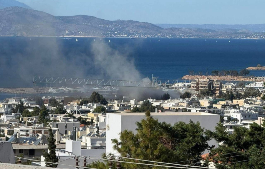 Φωτιά σε ψητοπωλείο στη Γλυφάδα