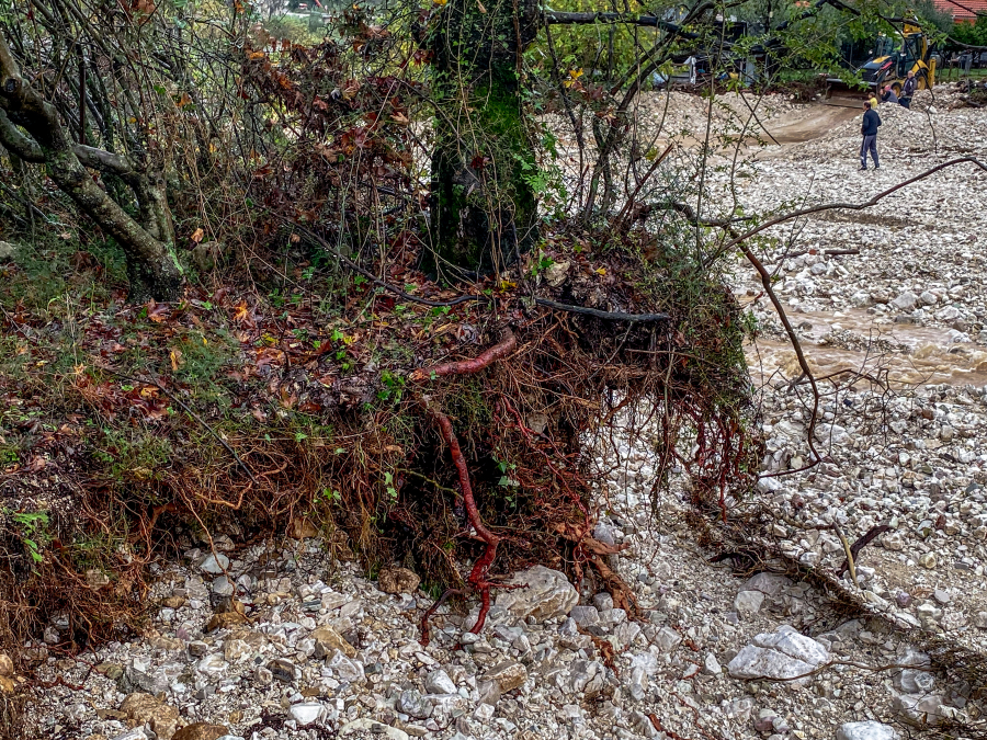 Κακοκαιρία Adel: Τεράστιες καταστροφές στη Θάσο - Πλημμύρισαν σπίτια, παρασύρθηκαν αυτοκίνητα (βίντεο)