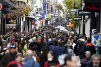 Κοσμοσυρροή στην Ερμού, τι ώρα κλείνουν τα καταστήματα σήμερα (Εικόνες)