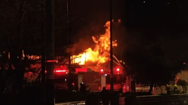 Φωτιά στο Πέραμα: Στους δρόμους οι γονείς - «Να φύγουν τα καζάνια»