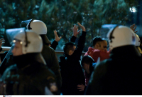 Σε κρίσιμη κατάσταση ο τραυματίας αστυνομικός από ναυτική φωτοβολίδα στο βόλεϊ Ολυμπιακός – Παναθηναϊκός, το ιατρικό ανακοινωθέν