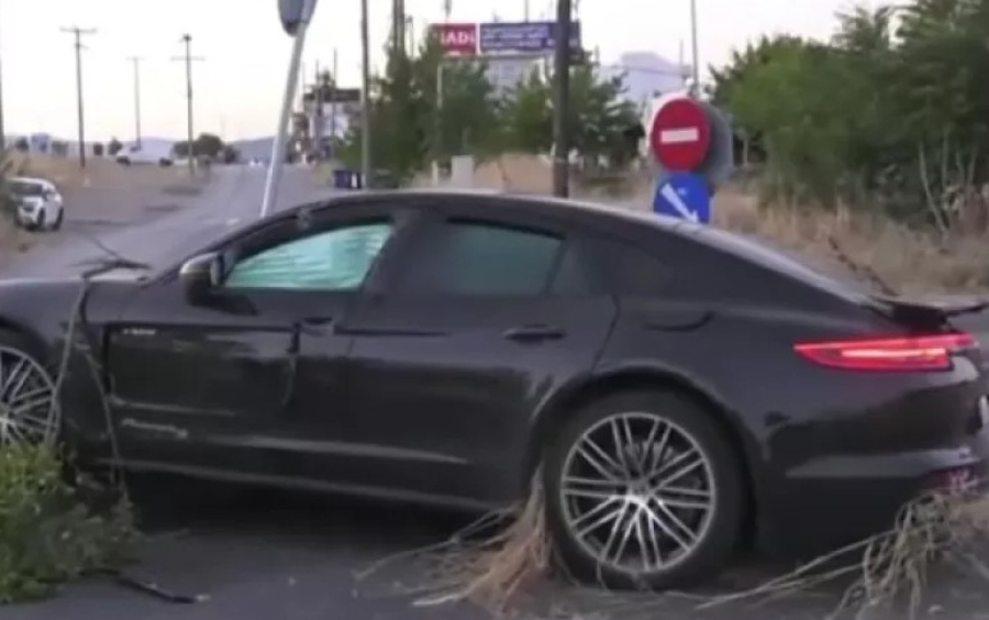 Σοβαρό τροχαίο στη Θέρμη: Porsche εμβόλισε αυτοκίνητο - Έσπασε την ηλιοροφή και διέφυγε ο οδηγός
