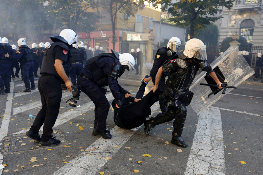 Χάος στην Αλβανία: Χημικά, πέτρες και φωτιές στις φοιτητικές διαδηλώσεις σε Τίρανα και Κορυτσά (Εικόνες και Βίντεο)