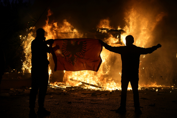 Χάος στην Αλβανία: Χημικά, πέτρες και φωτιές στις φοιτητικές διαδηλώσεις σε Τίρανα και Κορυτσά (Εικόνες και Βίντεο)