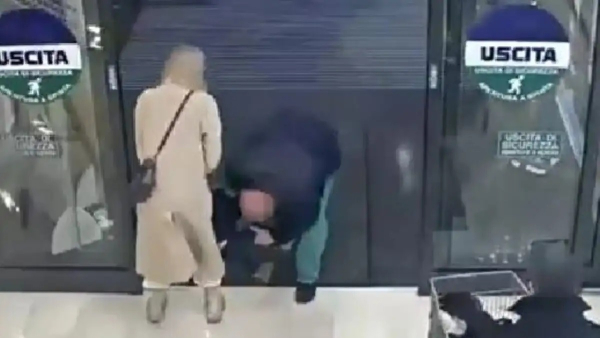 Ιταλία: Άνδρας επιχείρησε να απαγάγει νήπιο μέσα από τα χέρια της μητέρας του σε σούπερ μάρκετ (Βίντεο)