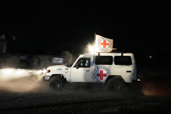 Η στροφή δωρητών στην Άμυνα δημιουργεί ανθρωπιστικό κενό: Σε κρίση ο Ερυθρός Σταυρός, περικοπές παντού