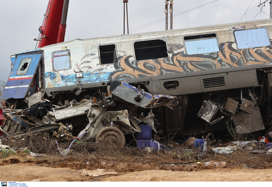 Τέμπη: «Ανεξήγητα» εγκαύματα σε 4 πυροσβέστες που επιχειρούσαν στο τρίτο βαγόνι