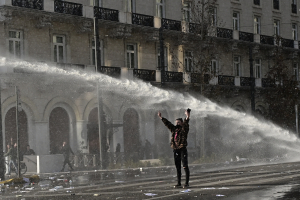 Η στιγμή που ΜΑΤ και αύρες εκκενώνουν το Σύνταγμα από το συγκεντρωμένο πλήθος (Εικόνες &amp; Βίντεο)