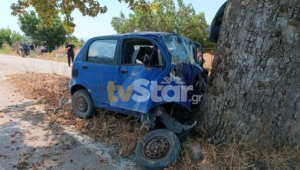 Τραγωδία στη Βοιωτία: Νεκρός 19χρονος, «καρφώθηκε» σε δέντρο με το αυτοκίνητό του
