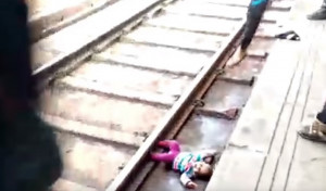Ανατριχιαστικό βίντεο: Τρένο περνάει πάνω από μωρό που έπεσε στις ράγες