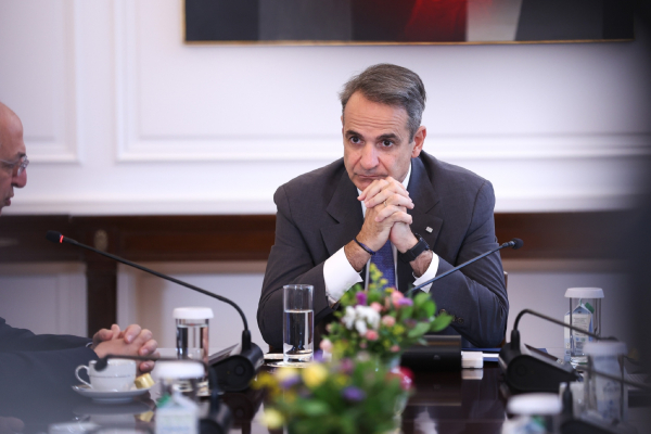 Οι κίνδυνοι νέου κόμματος εκ δεξιών και εκλογικών απωλειών στο κέντρο